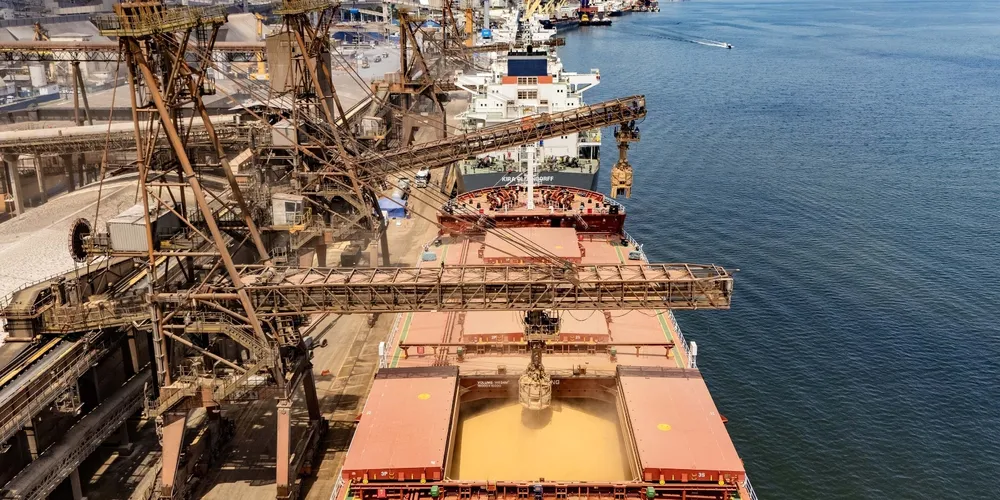 Operações no Porto de Paranaguá batem recordes no início de 2026, consolidando o terminal como o principal hub logístico de carnes e soja do Brasil