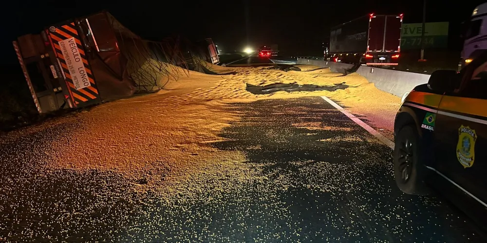 Carga de soja derramada sobre a via
