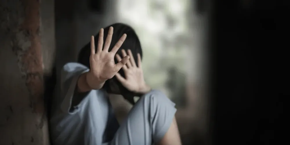 De acordo com depoimentos atribuídos a vítimas, há relatos de episódios de desconforto e exposição