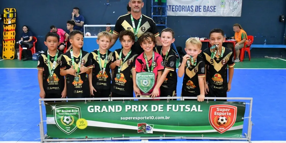 Técnico Ricardo Franco e atletas.