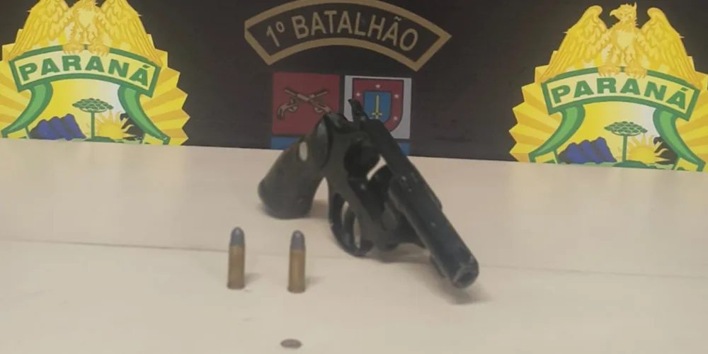 O suspeito reconhecido pelas testemunhas estava em posse da arma utilizada no crime