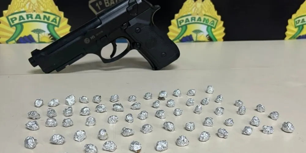 A ocorrência resultou na apreensão de 62 pedras de crack (18 gramas) e 1 simulacro de pistola