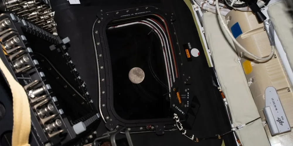 A missão Artemis II chega nesta segunda-feira (6) ao ponto mais próximo da Lua