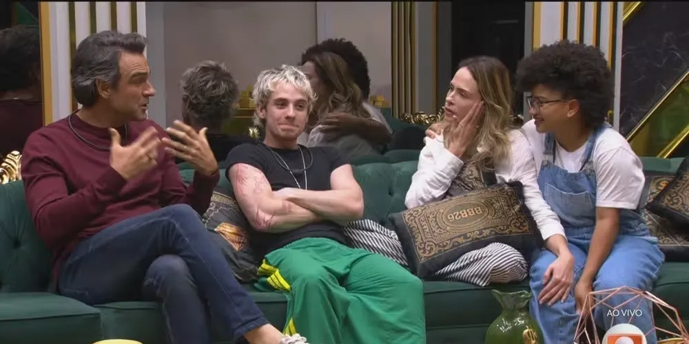 Tadeu Schmidt encontra com finalistas dentro da casa do BBB 26