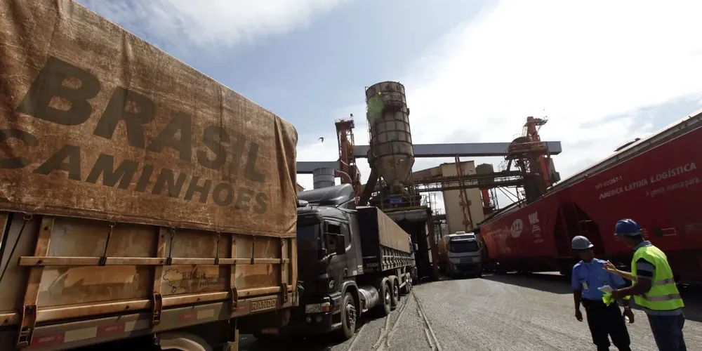 Caminhões carregados com soja em terminal no porto de Santos (SP)