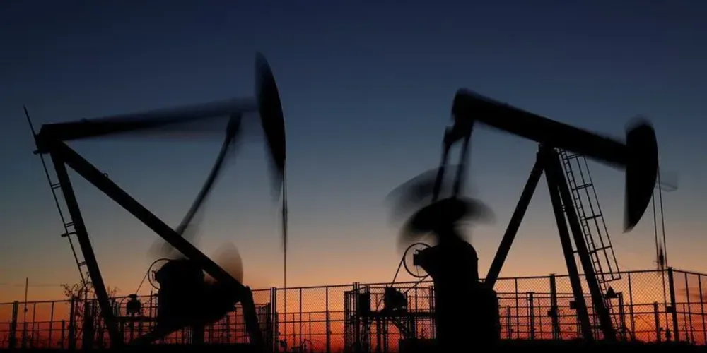 Bombas de petróleo após o pôr do sol nos arredores na França