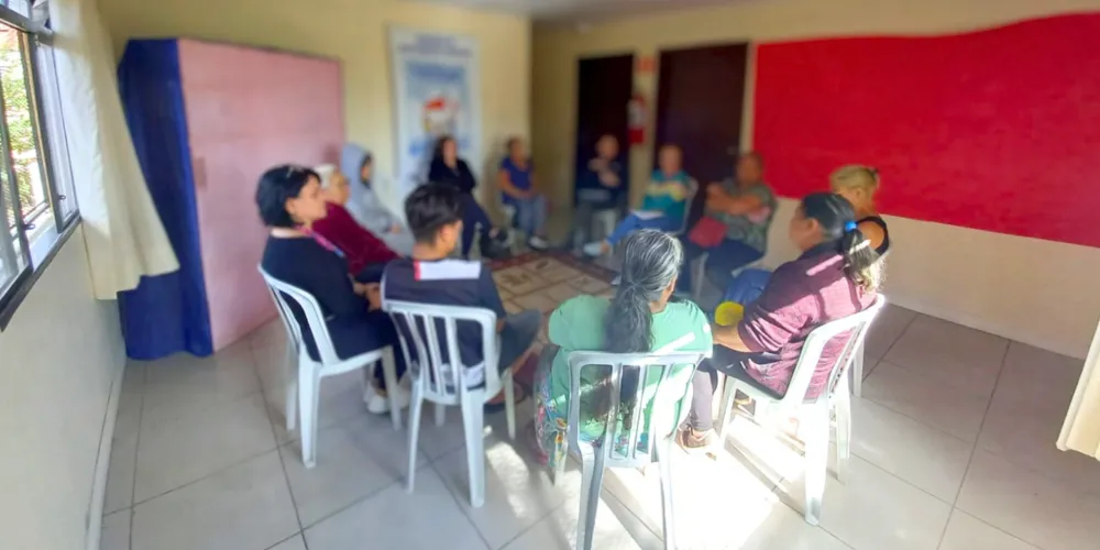 Para participar do programa, a família interessada deve realizar cadastro e passar por avaliação da equipe técnica, seguindo para aprovação e decisão judicial