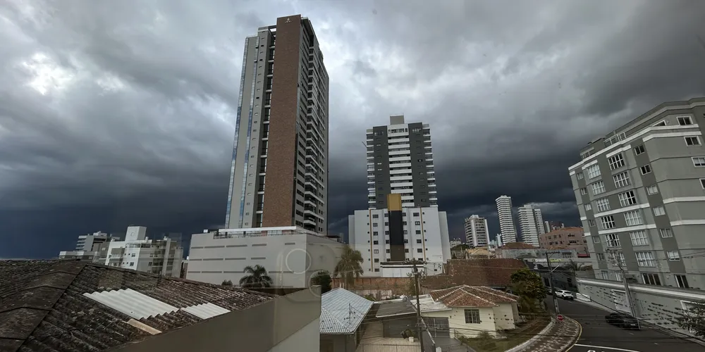 A previsão é de que pancadas de chuva ocorram em diferentes momentos do dia.