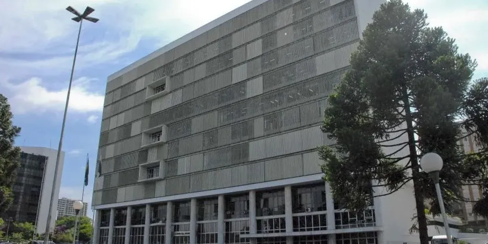 Fachada do prédio do Tribunal de Justiça do Paraná
