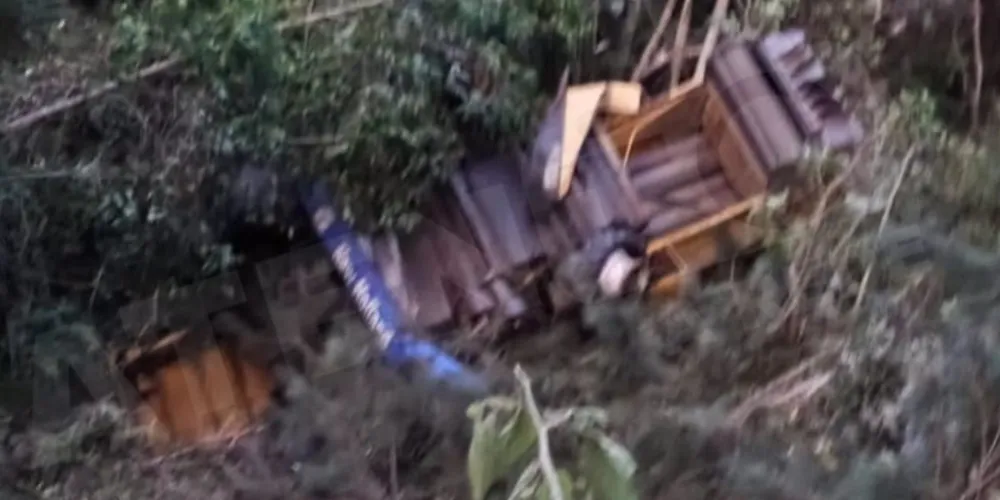 A vítima morreu após a colheitadeira que operava cair por uma ribanceira com mais de 100 metros de altura