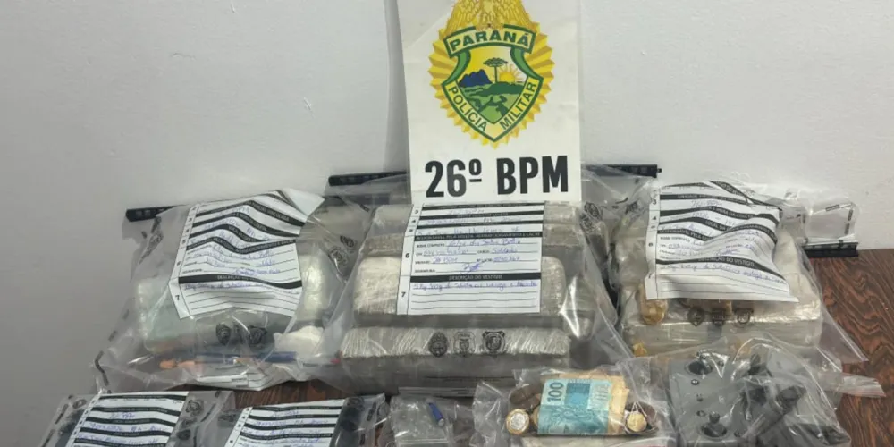 Fora apreendidos: 5,500 kg de substância análoga à maconha, 2,840 kg de substância análoga ao crack, 1,585 kg de substância análoga à cocaína, 02 balanças de precisão, R$ 453,70 em espécie, 2 celulares, 1 drone e um homem