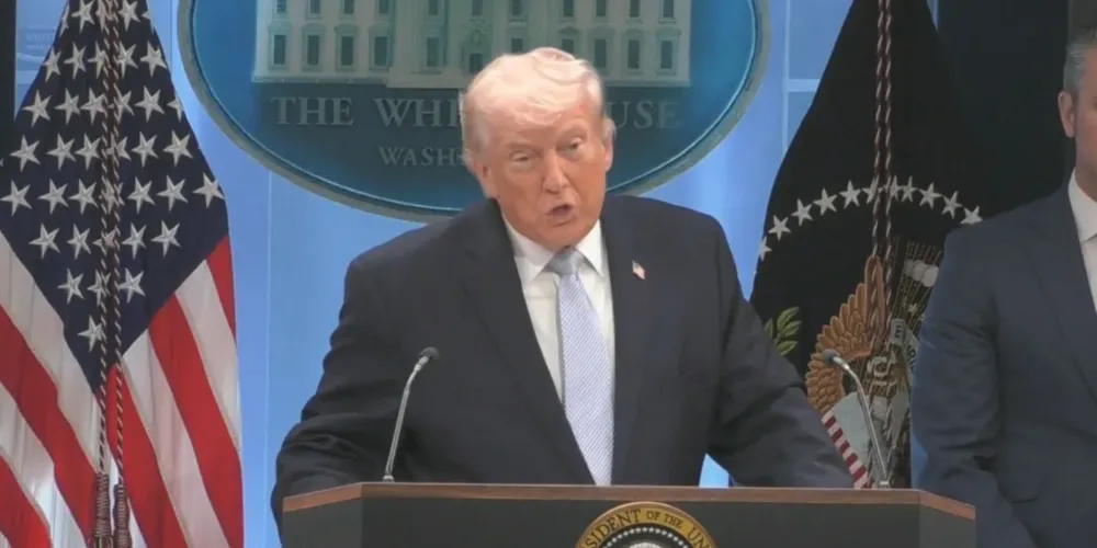 Trump durante coletiva de imprensa na Casa Branca