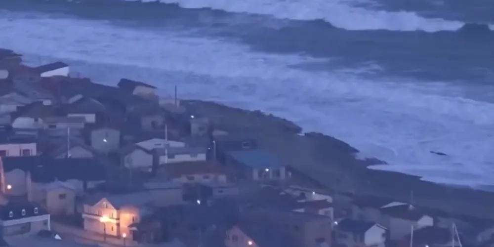 Terremoto de magnitude 7,5 atingiu o Japão nesta segunda e provocou um tsunami