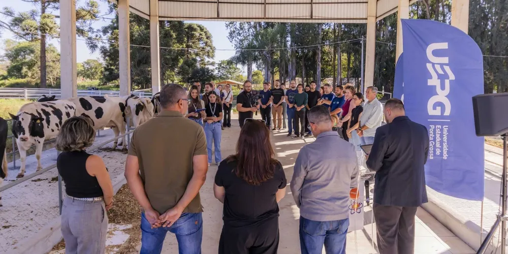 Reitoria e coordenação da UEPG inauguram o novo abrigo de gado leiteiro na Fescon, estrutura que integra tecnologia de manejo e bem-estar animal para o curso de Zootecnia