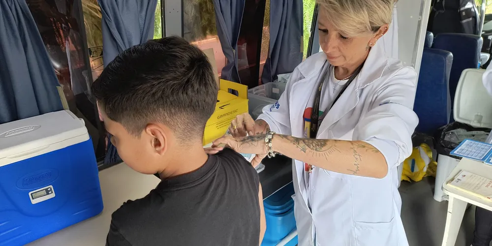 Crianças e jovens com menos de 18 anos precisam da presença de um responsável para se vacinar