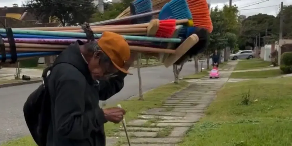 Vendedor de vassouras com deficiência visual