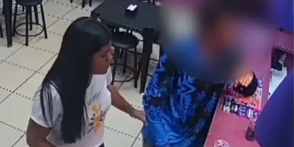 Casal de namorados comprando açaí