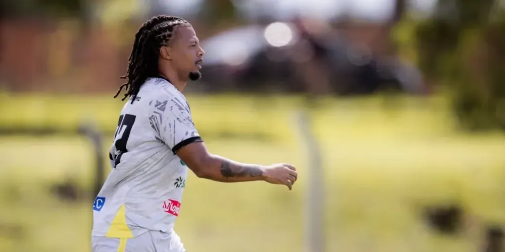 O jogador Berto, atacante do Operário Ferroviário Esporte Clube