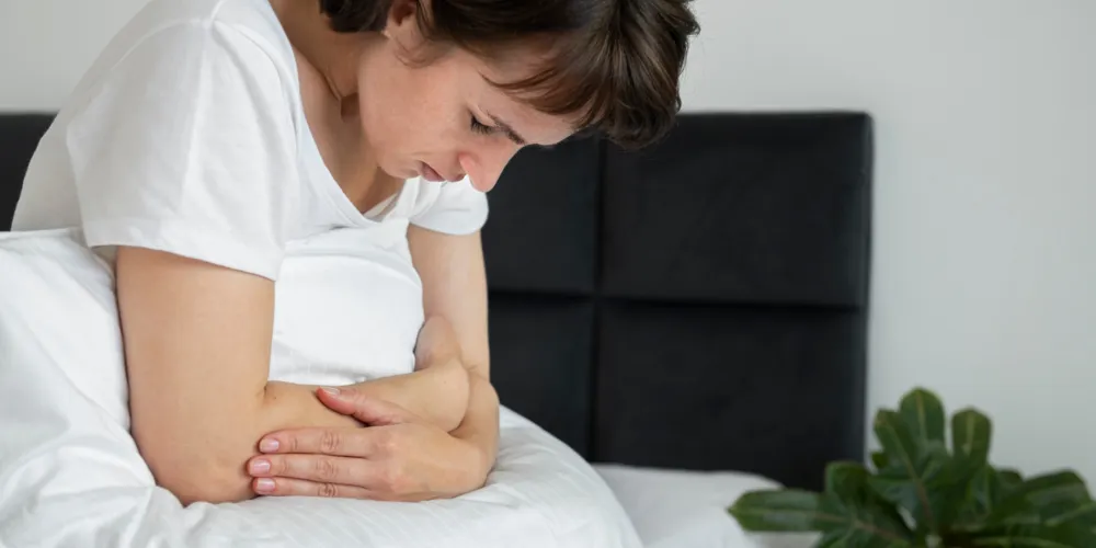 Os principais sintomas incluem diarreia líquida, vômito, mal-estar e, em alguns casos, febre