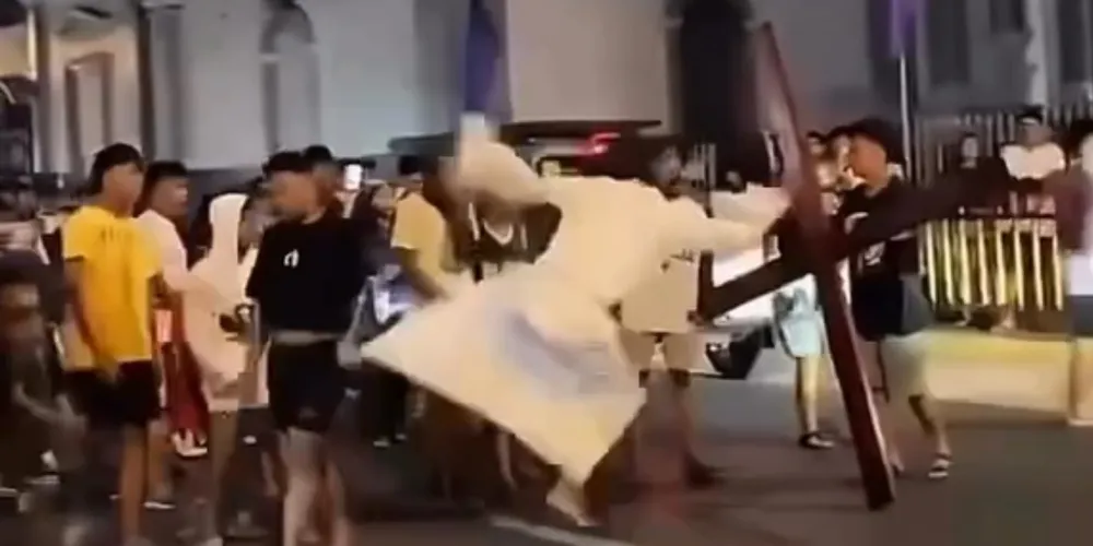 Ator que interpretava Jesus se irritou com adolescente e o agrediu