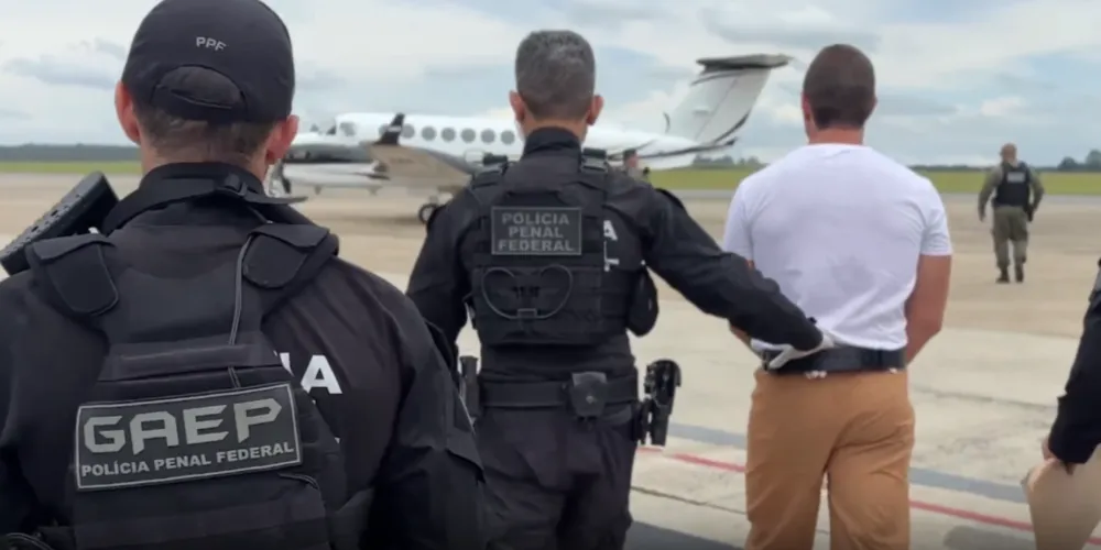 Cela tem entre 7m² e 8m² e é monitorada por câmeras e profissionais da saúde 24 horas por dia