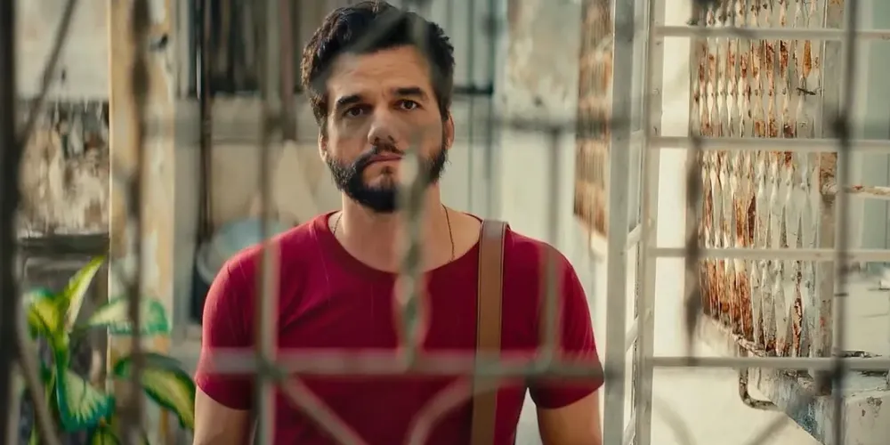 Wagner Moura como Marcelo em cena do filme "O Agente Secreto"