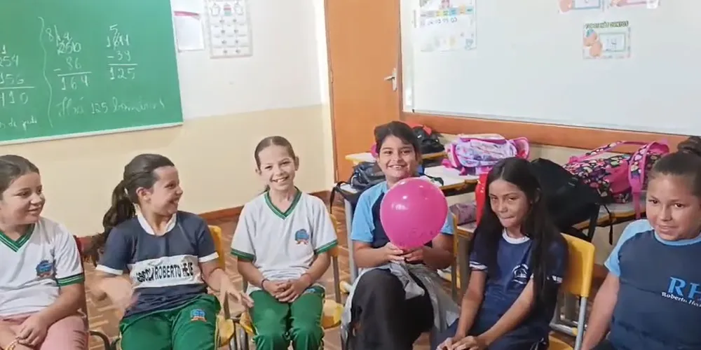 Para organizar a participação da turma, foi utilizada uma bexiga como “token de fala”: o aluno que recebia o objeto tinha a vez de contribuir com a narrativa e, em seguida, passava a bexiga para o colega