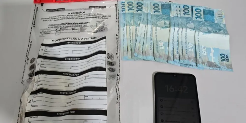 Com o suspeito, os policiais localizaram um aparelho celular e R$ 1.800 em dinheiro
