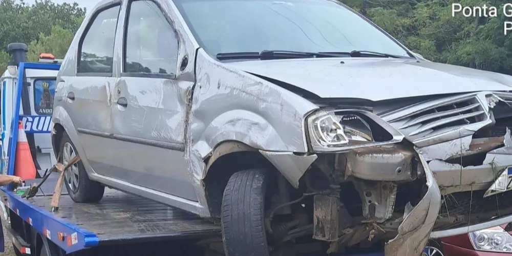 O veículo envolvido foi um Renault Logan, com placas de Ponta Grossa