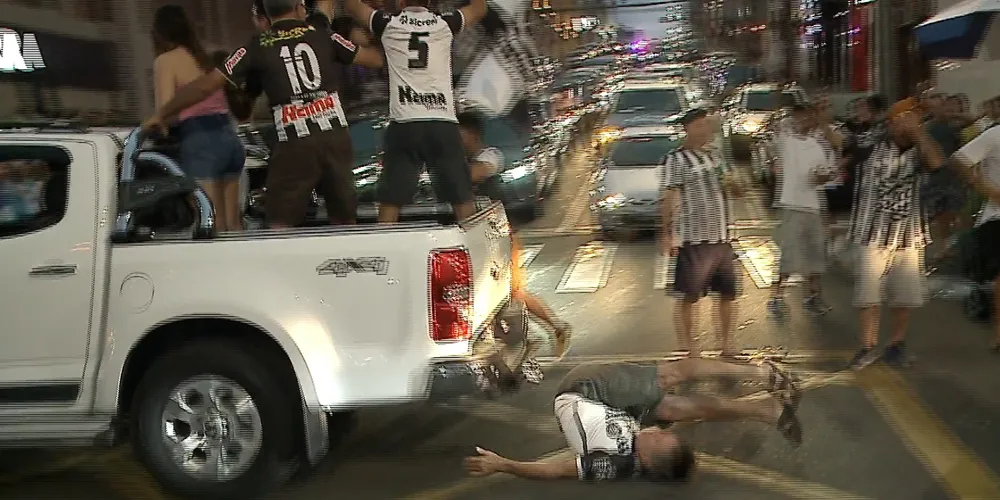 Momento em que homem cai de veiculo