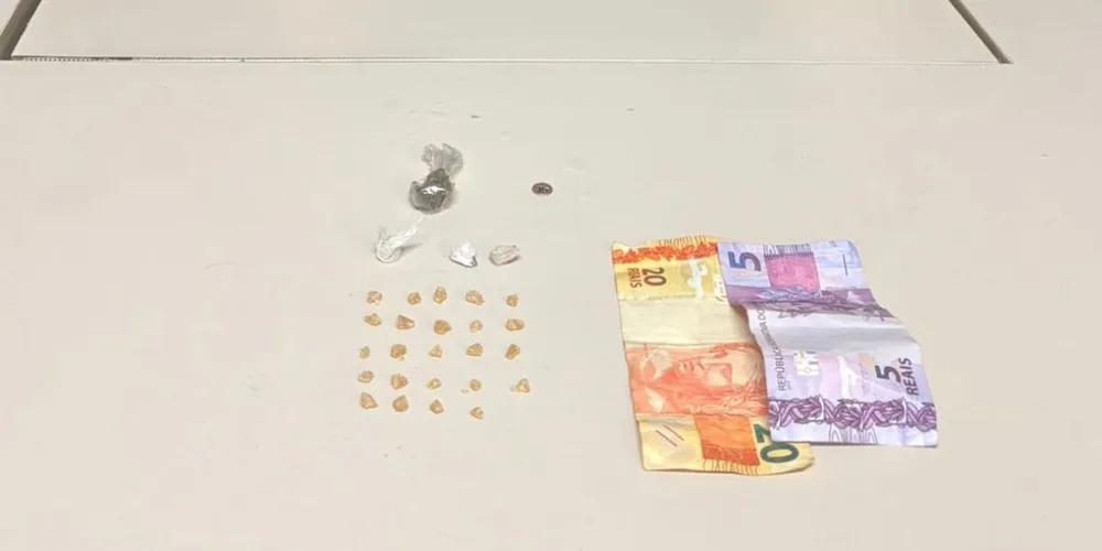 Durante a ação, os policiais visualizaram um indivíduo em atitude suspeita e realizaram a abordagem