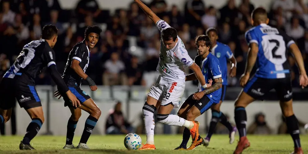 Aos poucos o Fantasma foi tomando conta da posse de bola e criando boas chances de gol