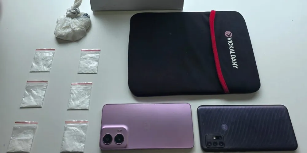 Parte da droga estava em uma porção maior, e o restante já estava fracionado para comercialização, ao todo 40g foram apreendidas