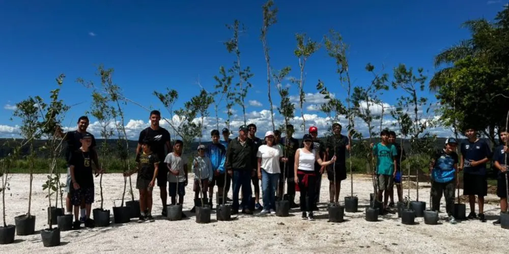 A iniciativa reuniu jovens atletas para um momento de conscientização ambiental e contato com a natureza