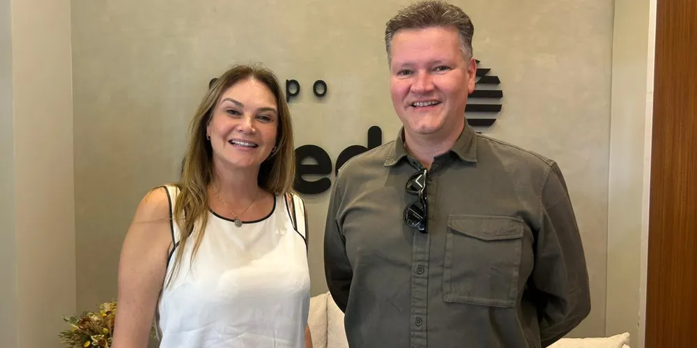 Giorgia Bin Bochenek, atual presidente da Associação Comercial, Industrial e Empresarial de Ponta Grossa (Acipg), e Leonardo Puppi Bernardi, futuro presidente da instituição