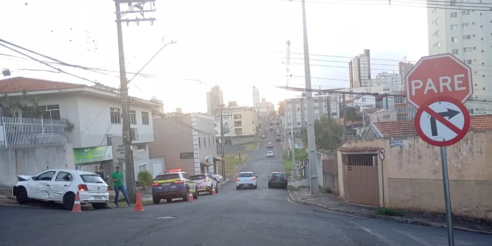 Com o impacto, o Gol acabou colidindo contra um muro