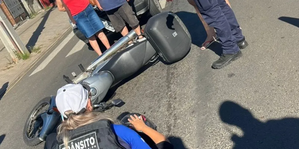 A condutora da moto foi socorrida com suspeita de fratura