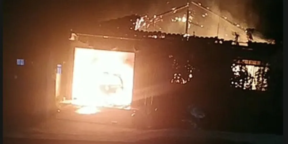 O incêndio destruiu um carro que estava na residência e causou danos na estrutura da casa