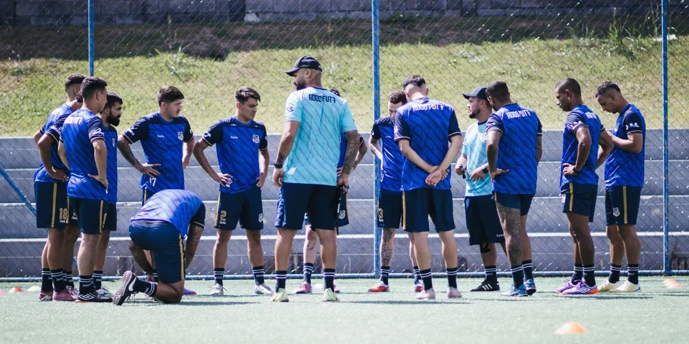 Paulo Sérgio conversando com sua equipe antes do treino