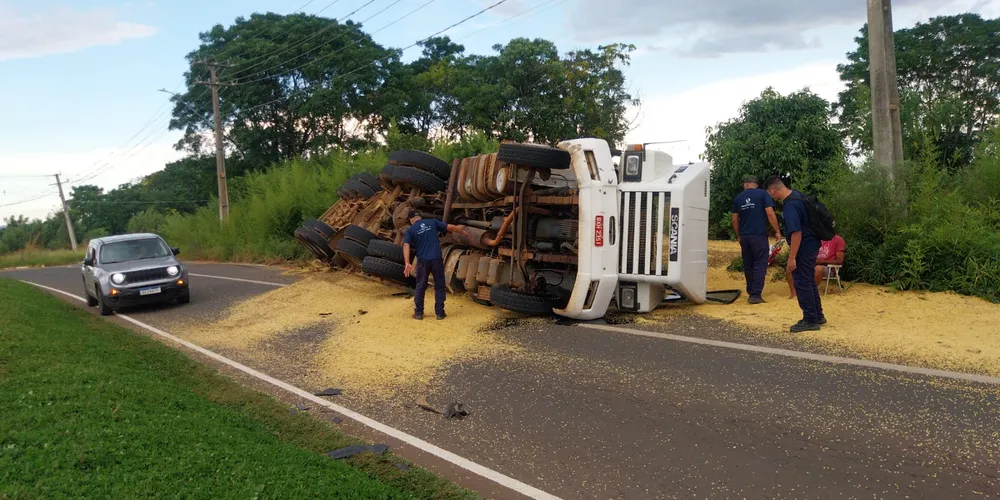 Motorista teria tombado o caminhão e deixado o local após o acidente