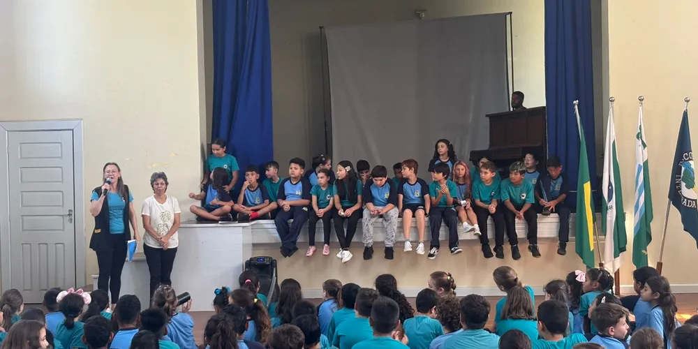 Como resultado do trabalho, a turma apresentou uma montagem sobre a história da escola com a participação de todos os alunos