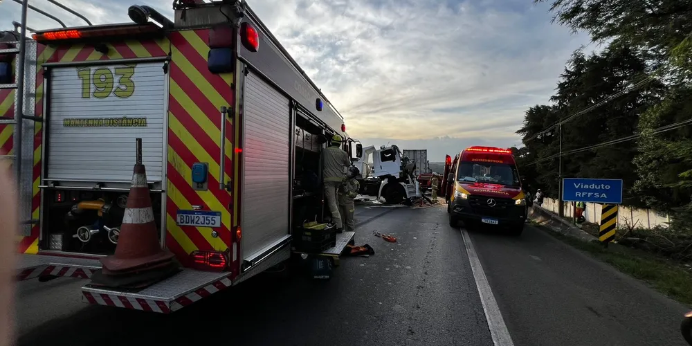 Ocorrência aconteceu a poucos metros do viaduto Santa Maria, no sentido Norte da rodovia