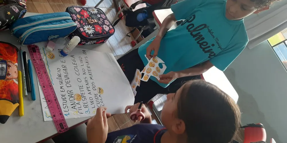 Os alunos assistiram a conteúdos sobre empatia e convivência e confeccionaram um cartaz em formato de formigueira, destacando os valores de companheirismo e colaboração