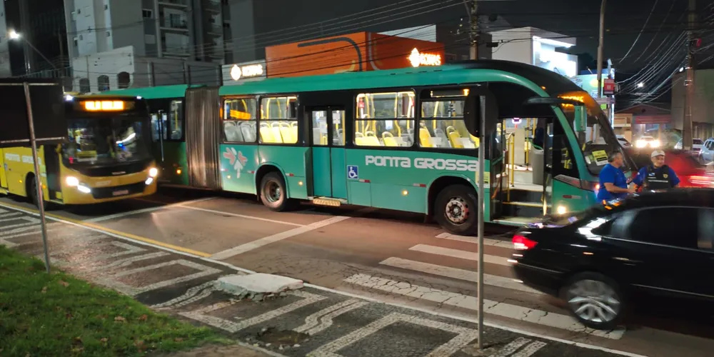 O ônibus transportava aproximadamente 15 passageiros no momento do acidente
