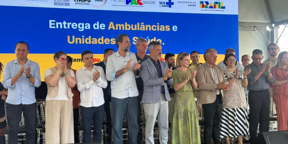 Ato de entrega foi conduzido pela ministra de Relações Institucionais da Presidência da República, Gleisi Hoffmann, e pela superintendente do Ministério da Saúde no Paraná, Elizabete Vieira