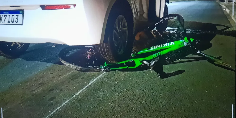 O acidente acabou destruindo a bicicleta e mobilizou equipes de socorro