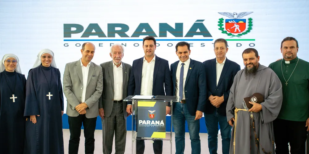 Governador e vice, Ratinho Júnior e Darci Piana; deputados Marcio Pacheco, Cobra Repórter e Evandro Araújo; frei Amarildo Cupertino Pereira (FMM), representante das Arquidioceses de Londrina e de Toledo; padre Anderson Rosa, integrante da coordenação do Movimento Campista de Curitiba (Vem Pra Tenda) e as irmãs Madrilena de Jesus e Francisca de Jesus, da Congregação Carmelita Servas da Misericórdia de Sião