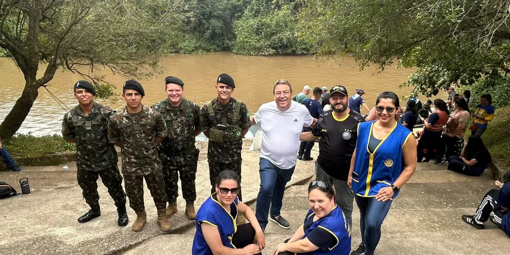 Foram coletados mais de 5 tambores de lixos nas margens do Rio Tibagi