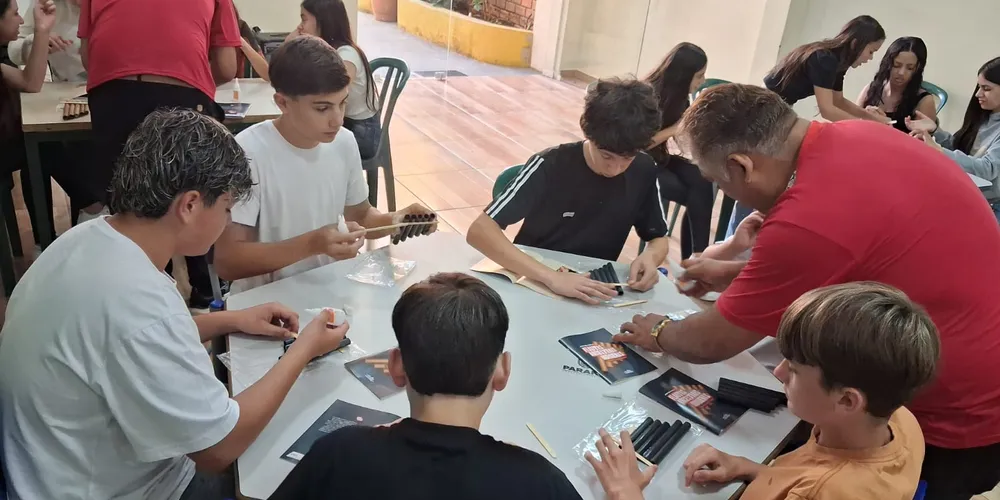 Natural do Peru, Javier explica que a panflute é um instrumento tradicional inca formado por um conjunto de tubos fechados, ligados uns aos outros lado a lado