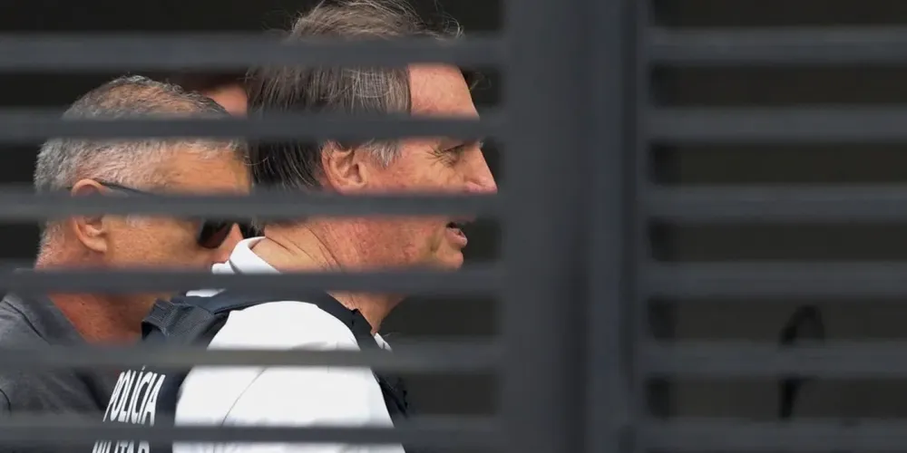 Jair Bolsonaro chegando em casa para cumprir prisão domiciliar temporária, após ter recebido alta hospitalar